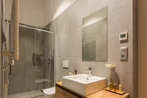 Douche, séchoir à cheveux, serviettes fournies