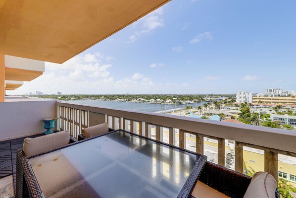 Un balcone con vista su un corpo d'acqua e edifici.