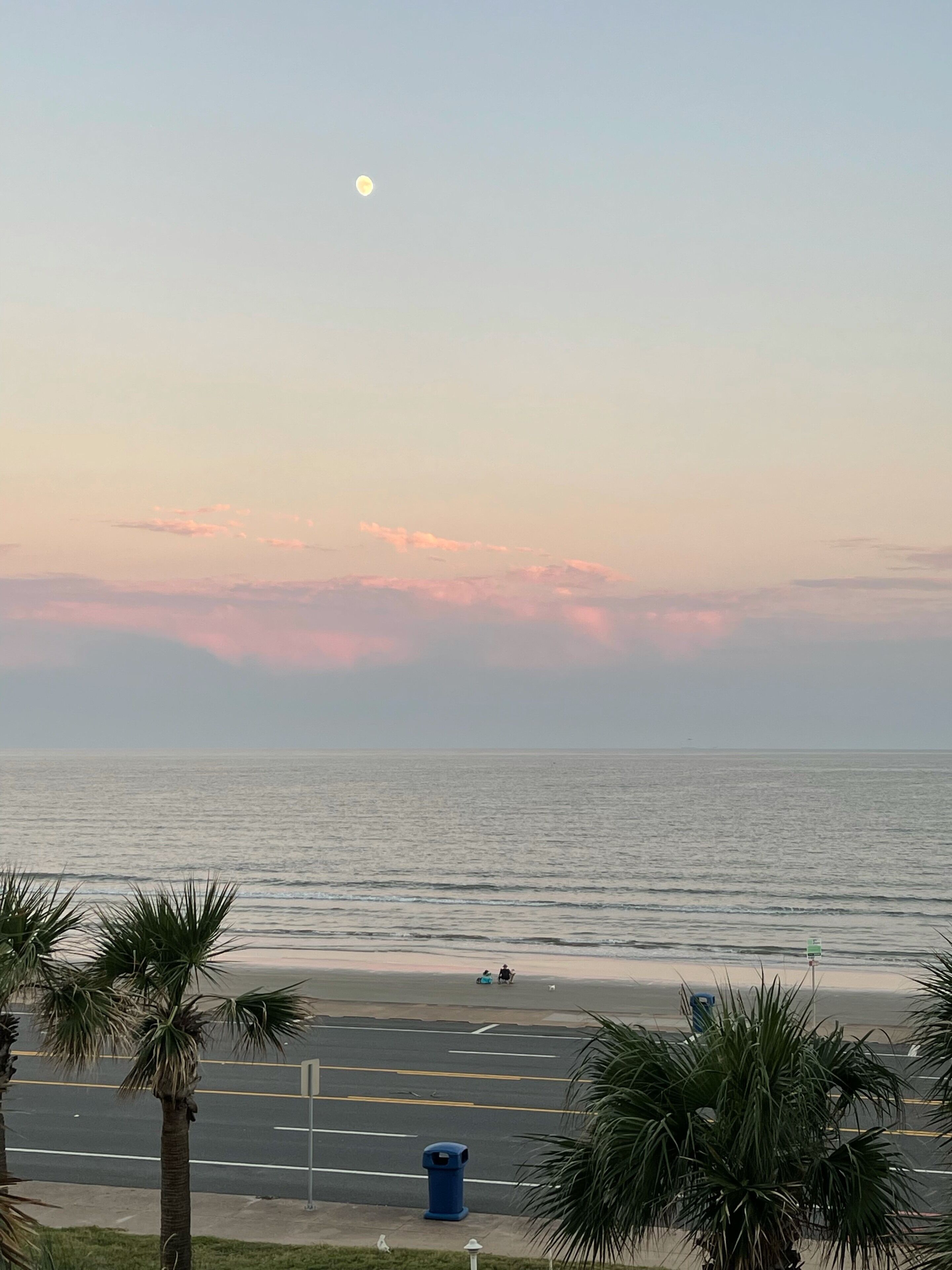 På stranden, solstolar och strandhanddukar