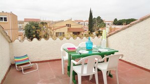 Outdoor dining - T2 Apartment with Terrace, Air Conditioning and Parking 200m from Beach (Argelès-sur-Mer)