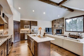 Kylskåp, mikrovågsugn, ugn och diskmaskin