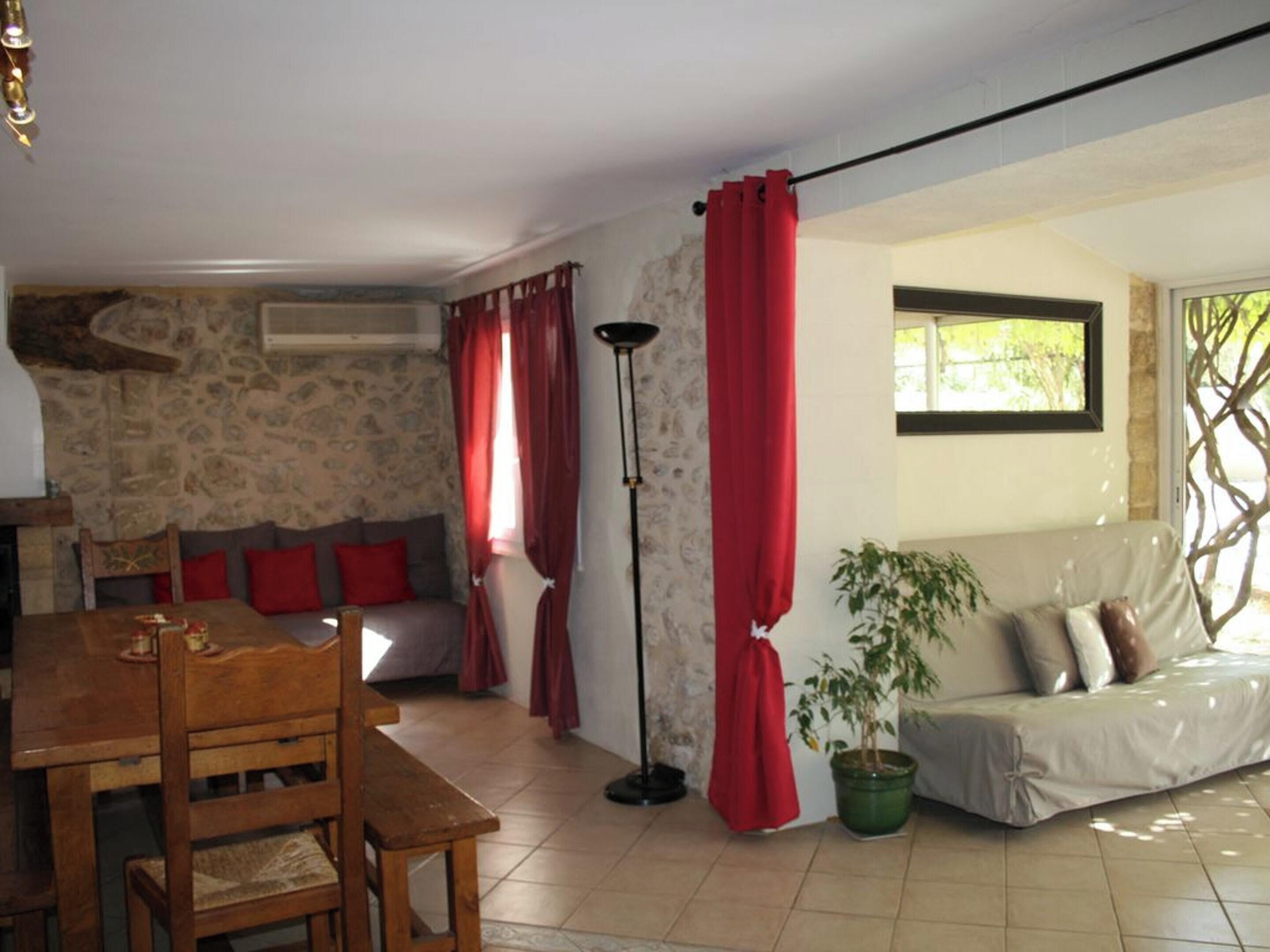 Televisie, een open haard, een dvd-speler en een stereo