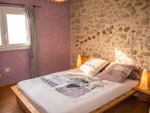 3 bedrooms, iron/ironing board, travel cot, free WiFi