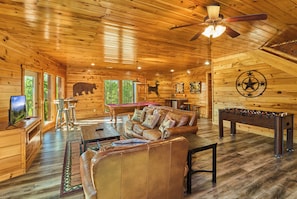 Smart TV, fireplace, DVD player