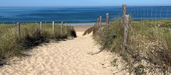 Licht, modern huis met terras, omheinde tuin op 600 m van de zee