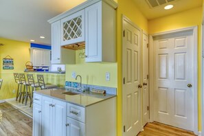 Kjøleskap, mikrobølgeovn, ovn og oppvaskmaskin