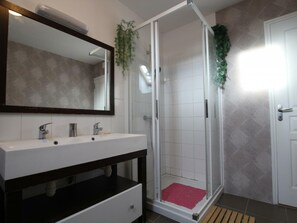 Bathroom - Spacious house in Marchésieux, 9 pers, pets welcome, wifi, near organic farm (Marchésieux)