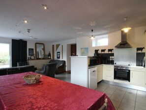 Fridge, microwave, oven, dishwasher - Spacious house in Marchésieux, 9 pers, pets welcome, wifi, near organic farm (Marchésieux)