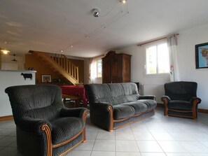 TV, fireplace - Spacious house in Marchésieux, 9 pers, pets welcome, wifi, near organic farm (Marchésieux)