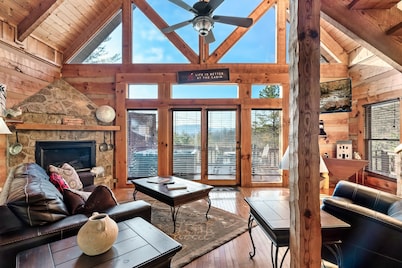  Beautiful Views~GSMNP~ Hot Tub-10 min to Parkway ~Private!