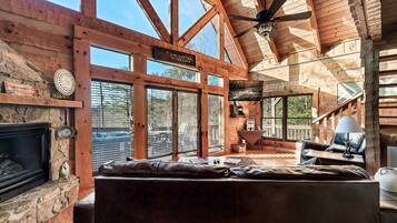 Una Smart TV, una chimenea, libros, una biblioteca de música