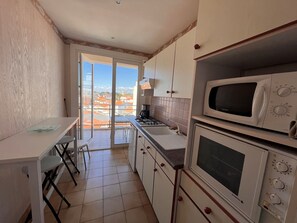 Een koelkast, een magnetron, een oven, een kookplaat