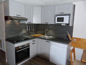 Réfrigérateur, four à micro-ondes, un four, lave-vaisselle