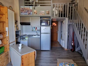 Fridge, microwave, oven, stovetop - Charming studio with terrace and parking in Banyuls-sur-Mer (Banyuls-sur-Mer)