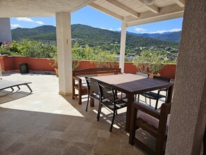 屋外ダイニングエリア