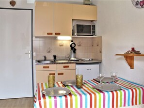 Fridge, microwave, oven, coffee/tea maker - Cozy studio apartment in Risoul - Prime location, 4 sleeps (Risoul)