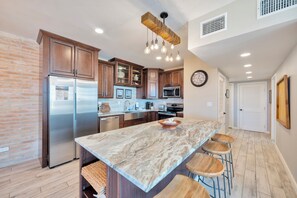 Kjøleskap, mikrobølgeovn, ovn og kokeplater