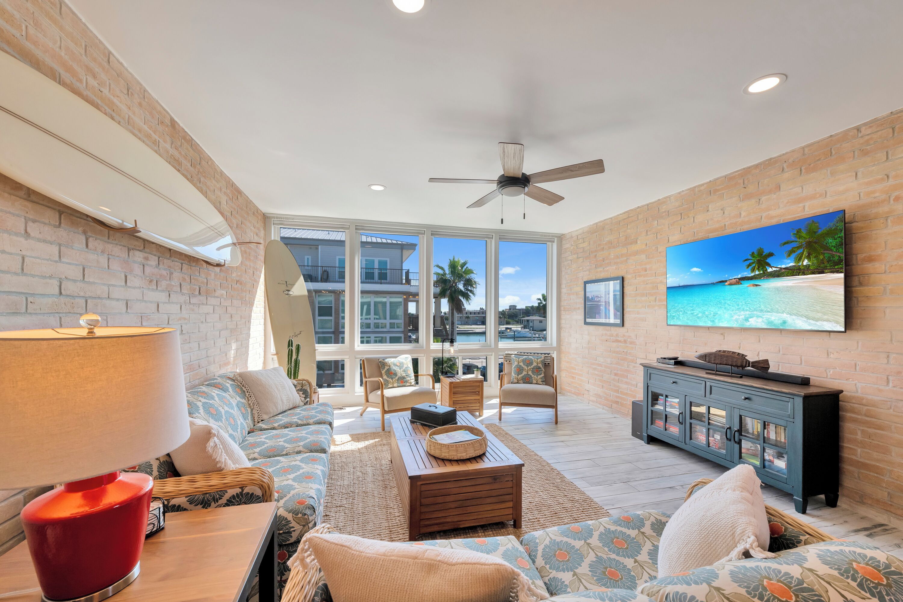 Televisión y reproductor de DVD 