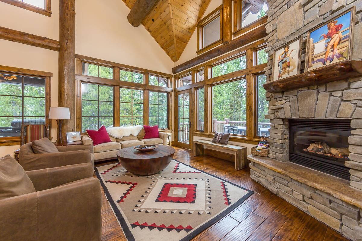 Book for Winter! Chic Ski-in/Ski-out home with mountain views, private hot tub and garage space