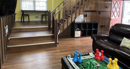 Owl House, 5 bed 3 Bath - Game Room , Six Flags - Braves - Aquarium.