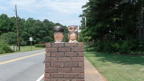 A brick wall with two owl sculptures. - Owl House, 5 bed 3 Bath - Game Room , Six Flags - Braves - Aquarium. (Mableton)