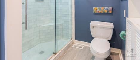 Badewanne, Haartrockner, Handtücher