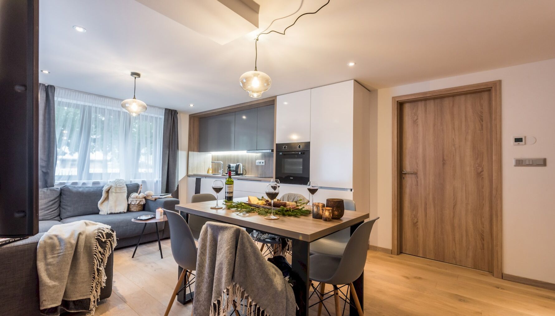 Een koelkast, een microgolfoven, een oven, een vaatwasser