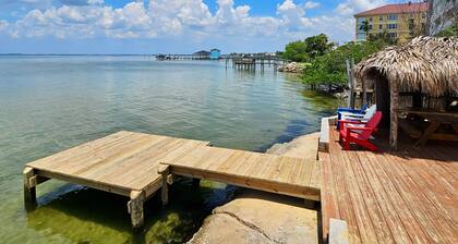 Direct Riverfront avec une vue imprenable * Piscine partagée * 200m de la plage
