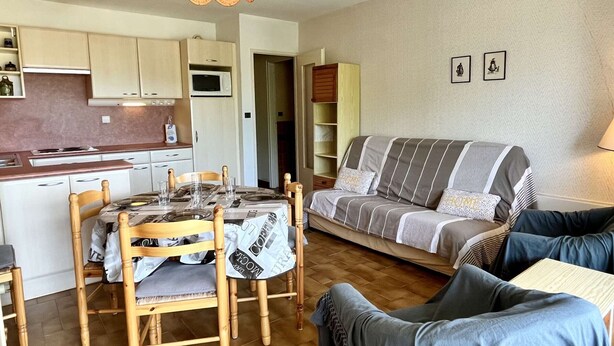A compact living space with a dining area, kitchenette, and a sofa. - 2-room apartment, beach access, parking, sleeps 4 - Argelès-sur-Mer (Argelès-sur-Mer)