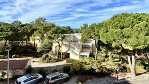 A residential area with a two-story building, parked cars, and surrounding trees. - 2-room apartment, beach access, parking, sleeps 4 - Argelès-sur-Mer (Argelès-sur-Mer)