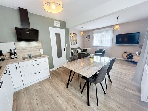Bel appartement rénové au cœur de Jullouville, 100m de la plage, 1 chambre, 4 couchages, parking privé