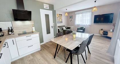 Bel appartement rĂ©novĂ© au cĆur de Jullouville, 100m de la plage, 1 chambre, 4 couchages, parking privĂ©