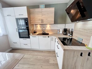 Refrigerador, microondas, horno, placa de cocina