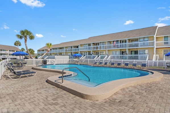 A heated pool - 1BR Near Private Beach Free Beach Chairs&Umbrella (Destin)