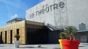 Un bâtiment sur lequel on peut lire l’inscription « Le Théâtre ».
