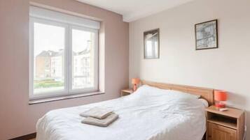 3 bedrooms, iron/ironing board, travel crib, internet