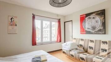 3 chambres, fer et planche à repasser, lit parapluie, accès Internet