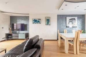 Una televisión, un reproductor de DVD