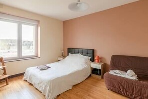 3 bedrooms, iron/ironing board, travel cot, Internet