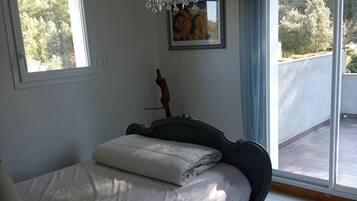 3 habitaciones y tabla de planchar con plancha