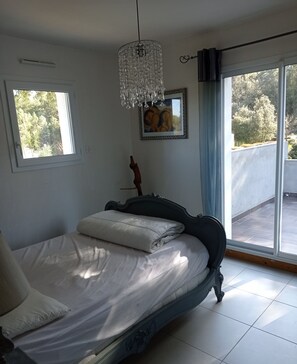 3 habitaciones y tabla de planchar con plancha