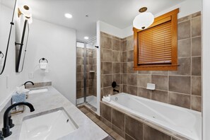 Combined shower/bathtub, hair dryer, towels - Fully Remodeled Townhome - Walk to Slopes, Pool, & Hot Tub! (Keystone)