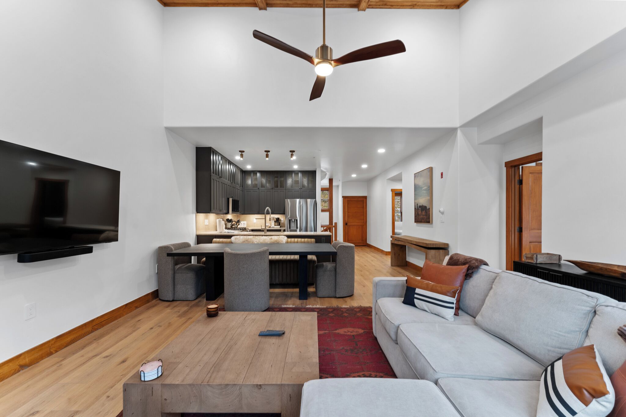 Een televisie, een open haard, een dvd-speler en een filmbibliotheek