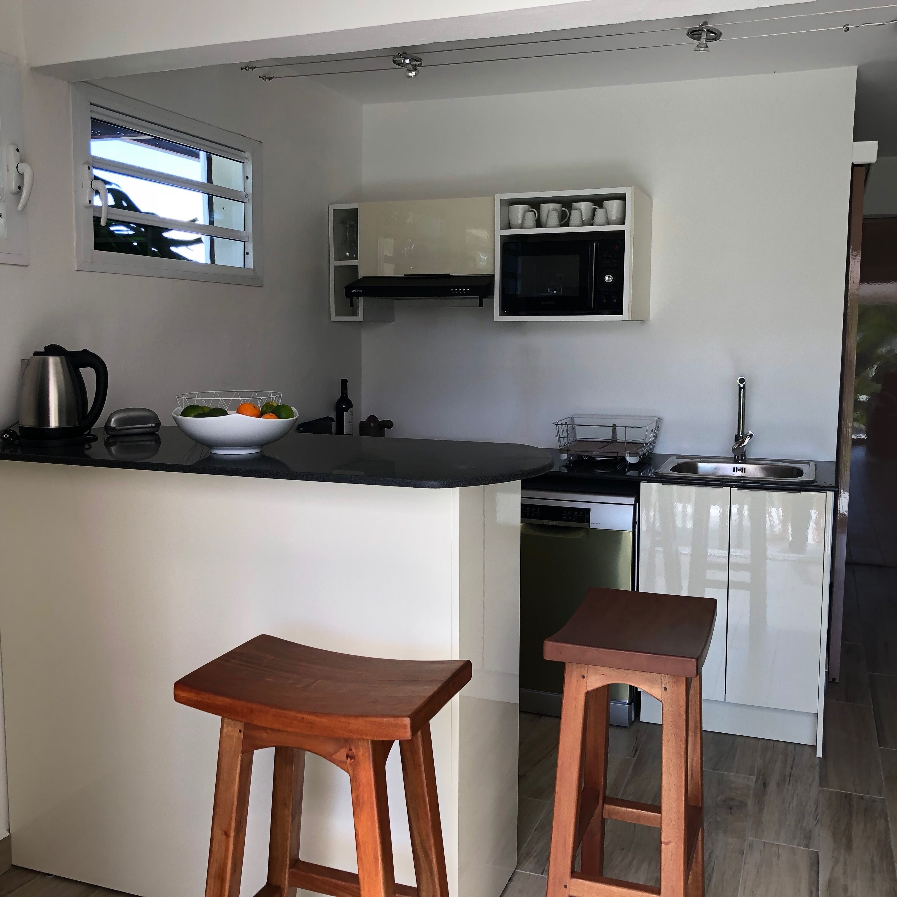 冷蔵庫、電子レンジ、オーブン、コンロ