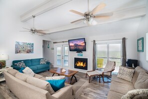 Fladskærms-tv, dvd-afspiller, stereoanlæg