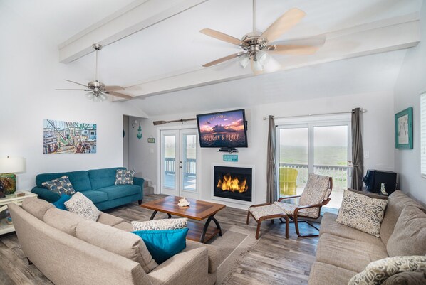 Flachbildfernseher, DVD-Player, Stereoanlage