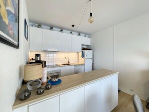 Réfrigérateur, micro-ondes, four, plaque de cuisson