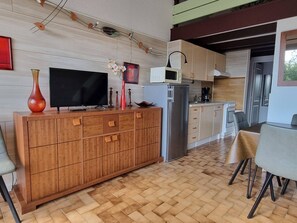 Een koelkast, een microgolfoven, een kookplaat