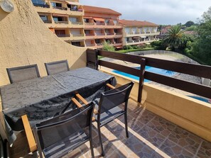 Outdoor dining - Argelès-sur-Mer: T3 Mezzanine, 6 pers, piscine, parking privé, animaux OK (Argelès-sur-Mer)
