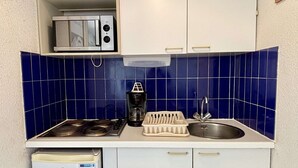 Fridge, microwave, stovetop - 2-room apartment / cabin, near beach, private parking (Argelès-sur-Mer)